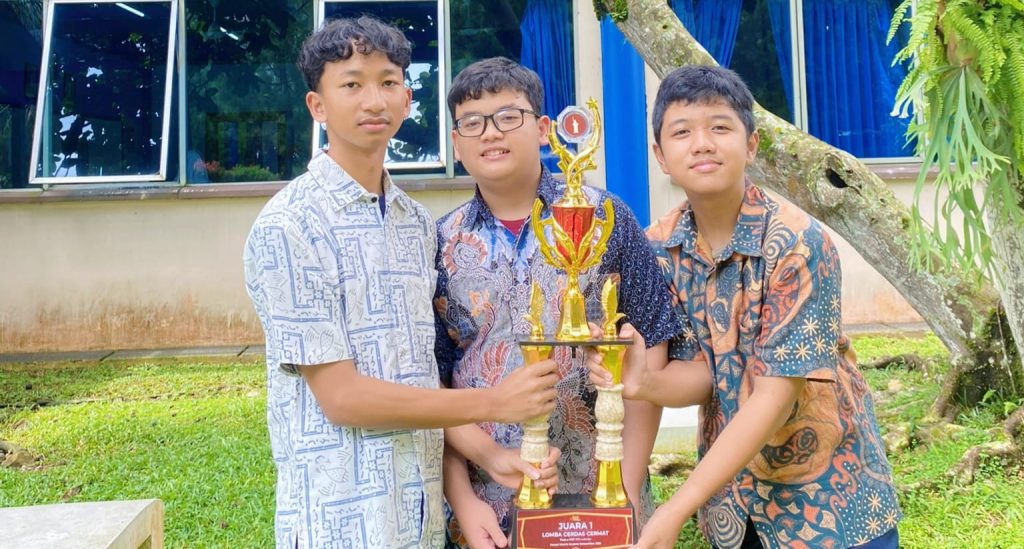 TIM LCC SMP Internat Al Kausar Raih Juara 1